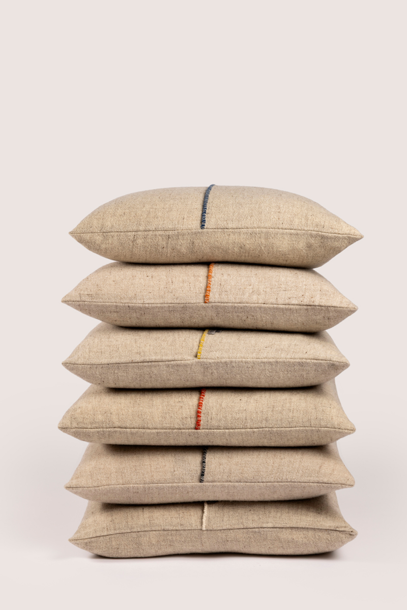 Cojín lana merino colección Sisteron con perfiles en tinte vegetal. Sisteron collection handwoven in merino wool with artisanal vegetal dyed edges