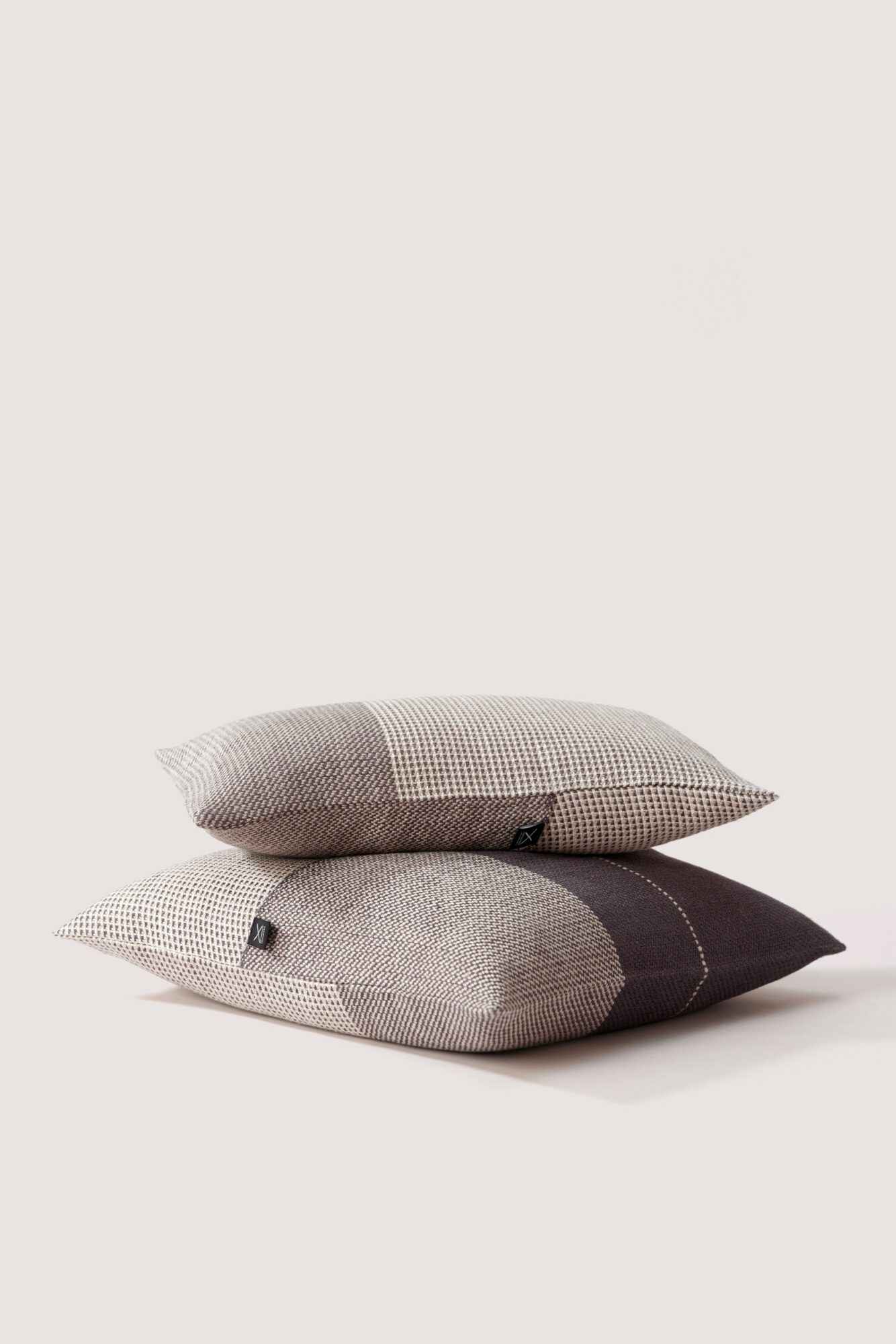 SEMPRE cushion collection in European linen Masters of Linen, featuring a contrast of light and dark grays with a visible weave inspired by traditional basketry. Funda cojín de lino artesanal