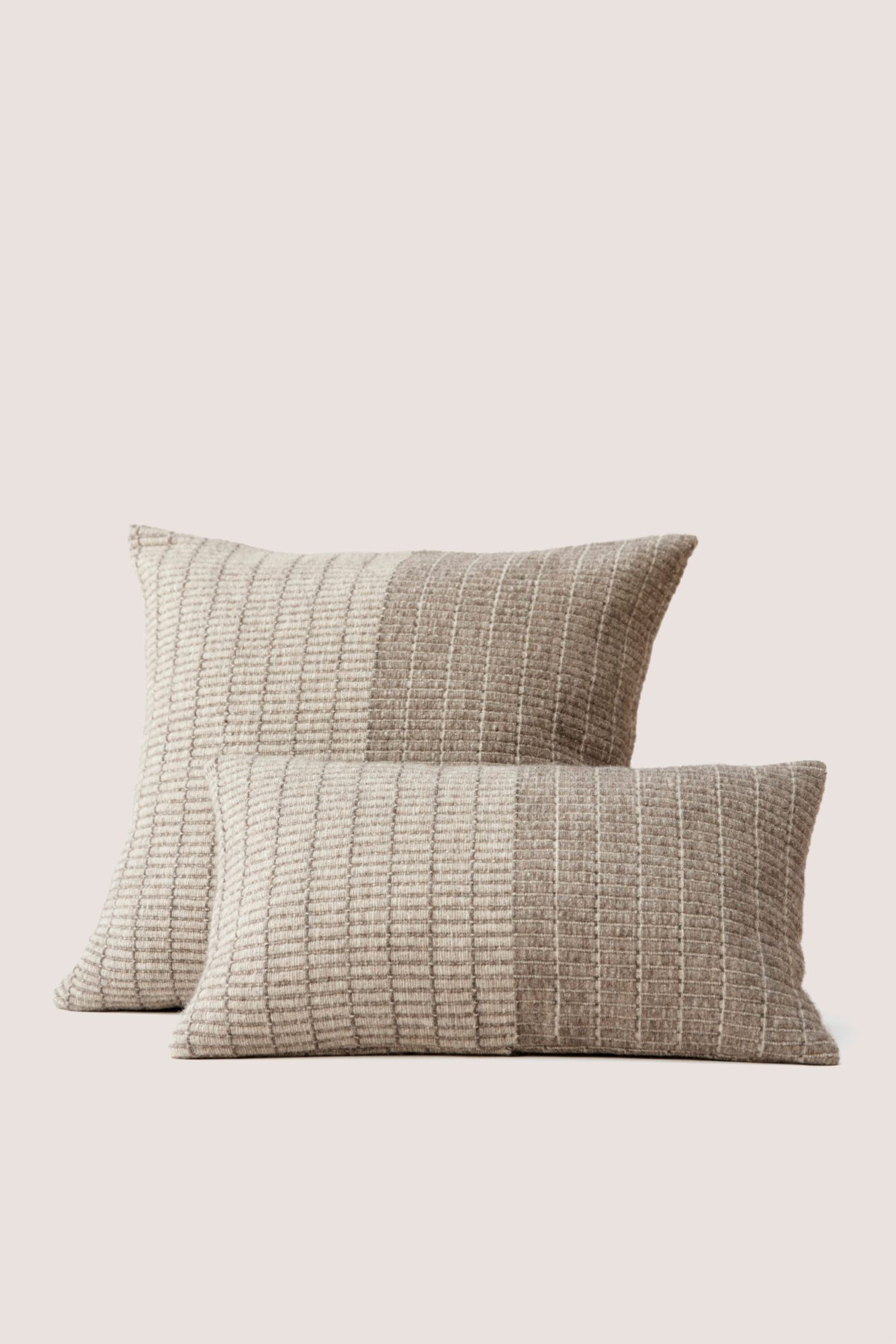 Cushion from the Tile collection in collaboration with British architect John Pawson, featuring rectangular shapes that form a mosaic in three shades of gray inspired by stone, marble, and tile. Cojín de diseño de la colección de John Pawson y Teixidors en lana merina y yak