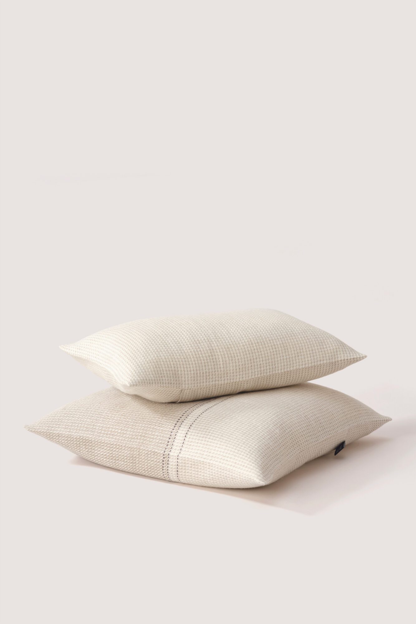 DABORD cushion cover in european certified linen handwoven in Barcelona. Funda de cojín de diseño artesanal en lino europeo certificado.