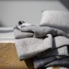 Cojin y manta de lino europeo tejido en telar manual tonos grises azulados