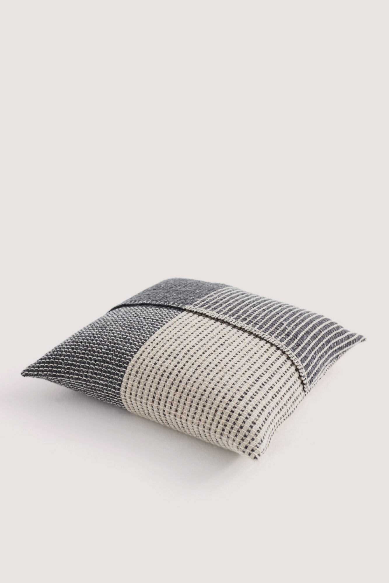 TIME cushion collection in wool with great volume, slowly woven to highlight its structures. Funda de diseño cojín lana merina con volumen