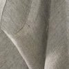 Detalle de tejido de chal en lino en color gris medio