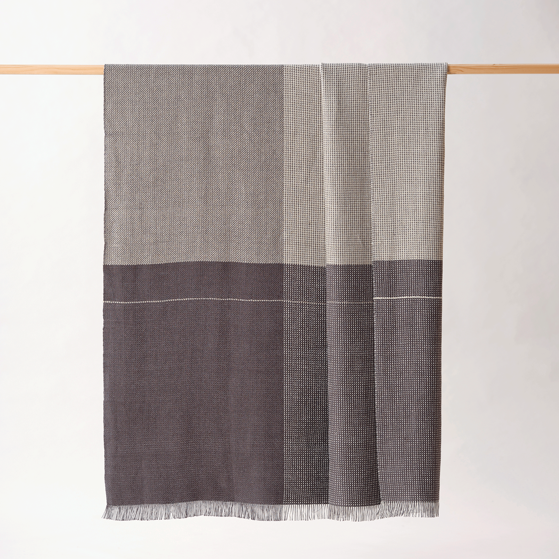 plaid lino europeo en tono color gris y azulado