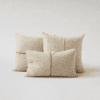 Cojín elegante de diseño natural en lana merina con perfiles tinte vegetal | An elegant merino wool cushion cover with natural dyes edges