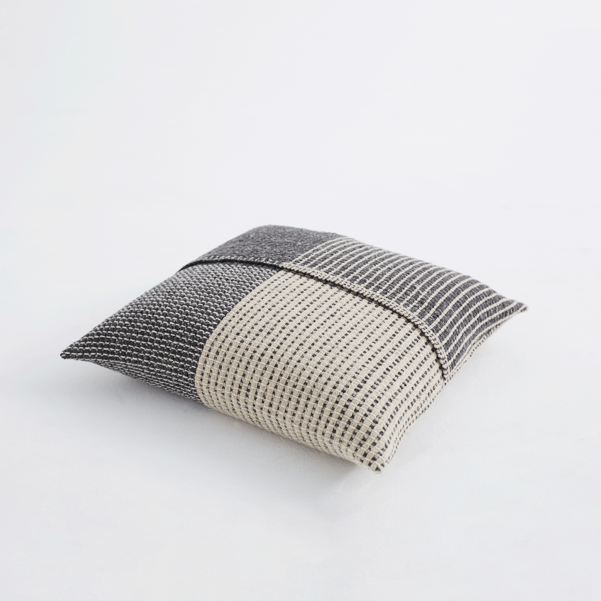 Cojin lana merina en tonos grises | Cushion merino wool cover in greyish colours