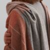 Chal de Teixidors en lana merina de color en gris y cobre con perfiles interiores que delimitan zonas de color