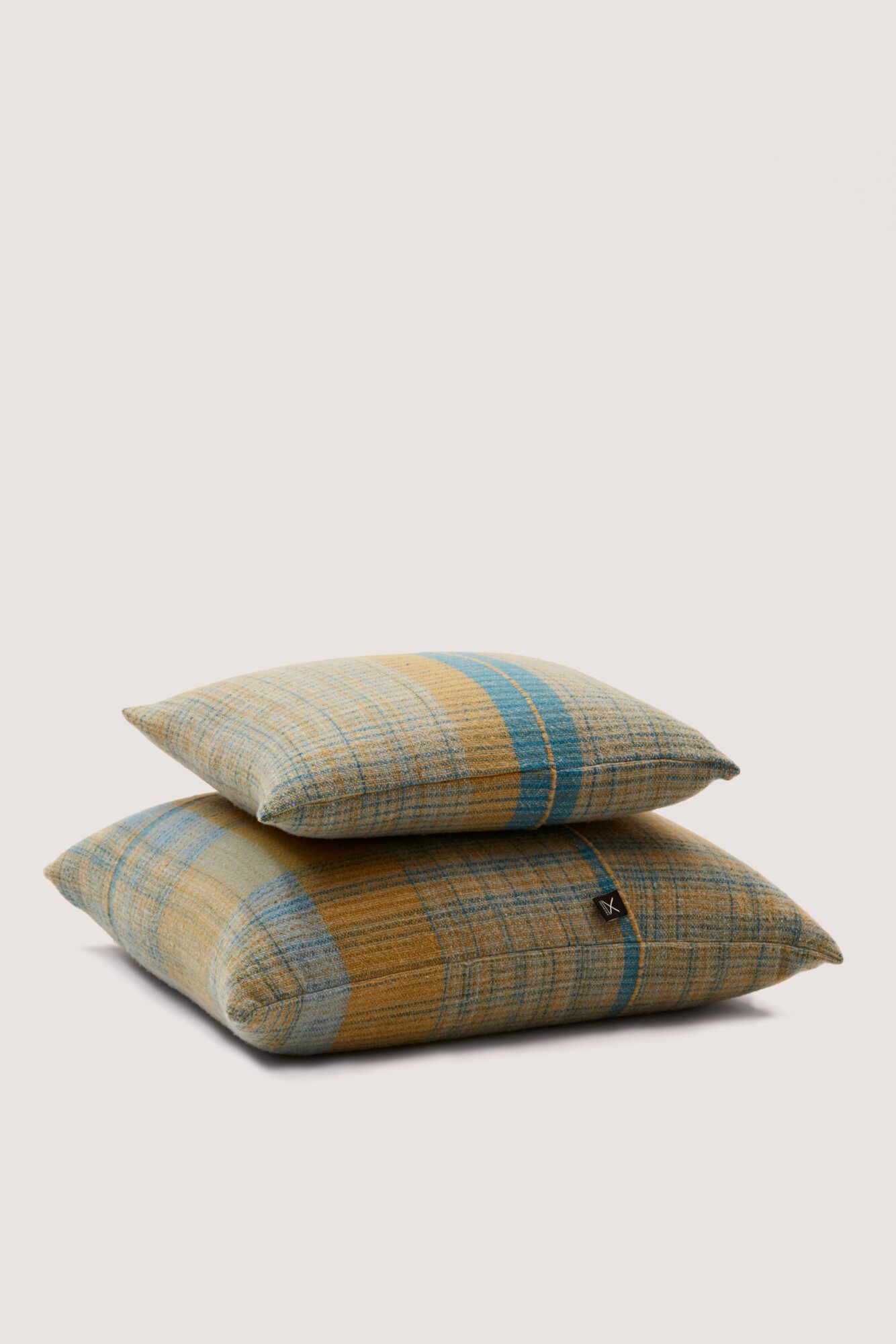 Moodern mid-season cushions in 100% traceable merino wool, in watery and botanical tones, featuring a unique and unrepeatable pattern. Cojín Moodern de lana merina con trazabilidad en tonos verdosos con un patrón irrepetible.