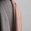 Chal de Teixidors en lana merina de color cobre y gris con perfiles interiores que delimitan zonas de color