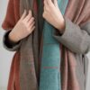 Chal de Teixidors en lana merina de color en turquesa y cobre con perfiles interiores que delimitan zonas de color