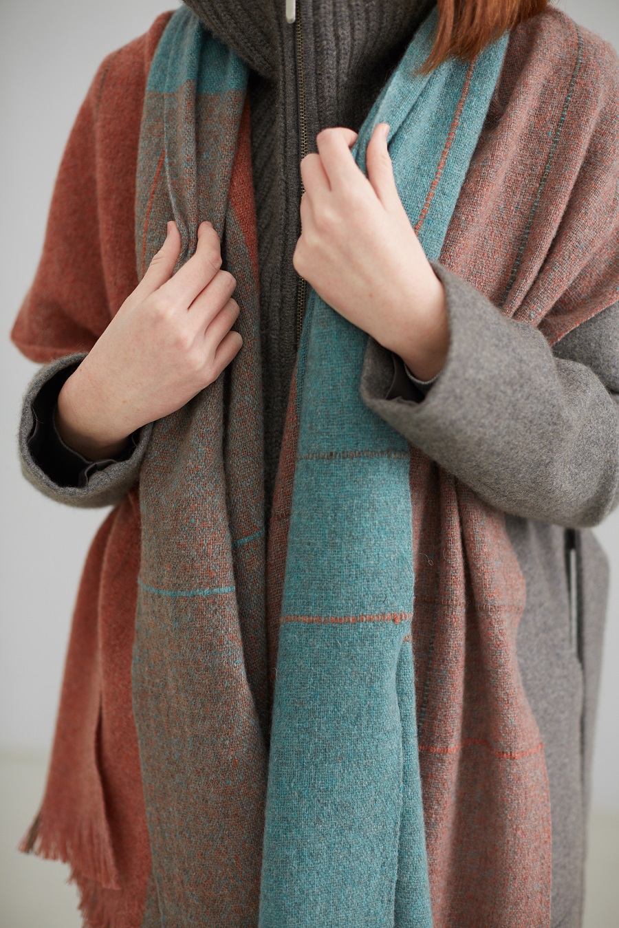 Chal de Teixidors en lana merina de color en turquesa y cobre con perfiles interiores que delimitan zonas de color