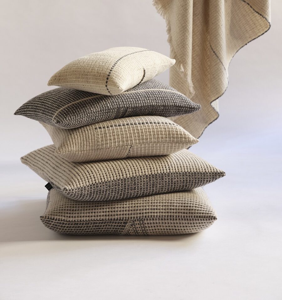 Cojines apilados de la colección Temps y Time de lana merina con trazabilidad tejidos en telar manual