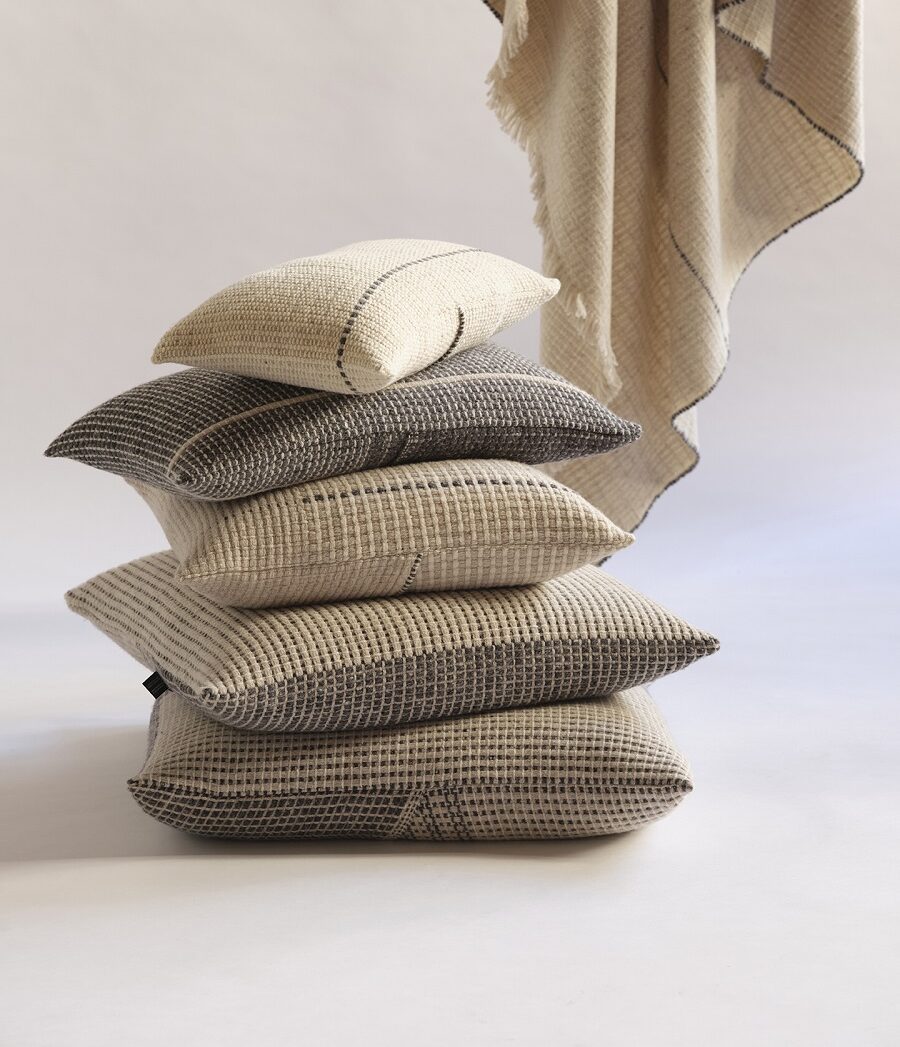 Cojines apilados de la colección Temps y Time de lana merina con trazabilidad tejidos en telar manual
