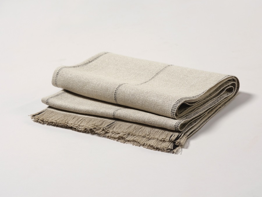 Colcha de lino doblada para cama doble certificada la trazabiliad a través de Master of Linen
