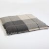 Cojín de suelo XXL en lana merino en cuadros grises oscuros y claros