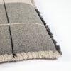 Cojín de suelo en lana merino en cuadros grises oscuros y claros