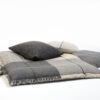 Cojines de suelo en lana merino en cuadros grises oscuros y claros