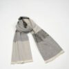 Maxibufanda Teixidors en franjas anchas en lana merina y seda en grises con bordado de logo a mano