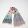 Maxibufanda Teixidors en franjas anchas en lana merina y seda en colores rosas, azules y grises con bordado de logo a mano