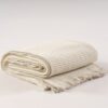 Manta de diseño realizada por John Pawson para Teixidors de lana merino en color mármol. Manta de diseño con franjas rectangulares.