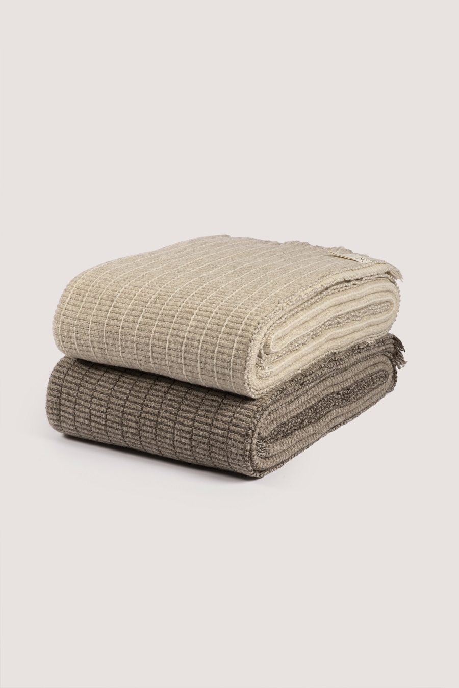 Tile a collaboration bedspreads by John Pawson in merino and yak natural fibers