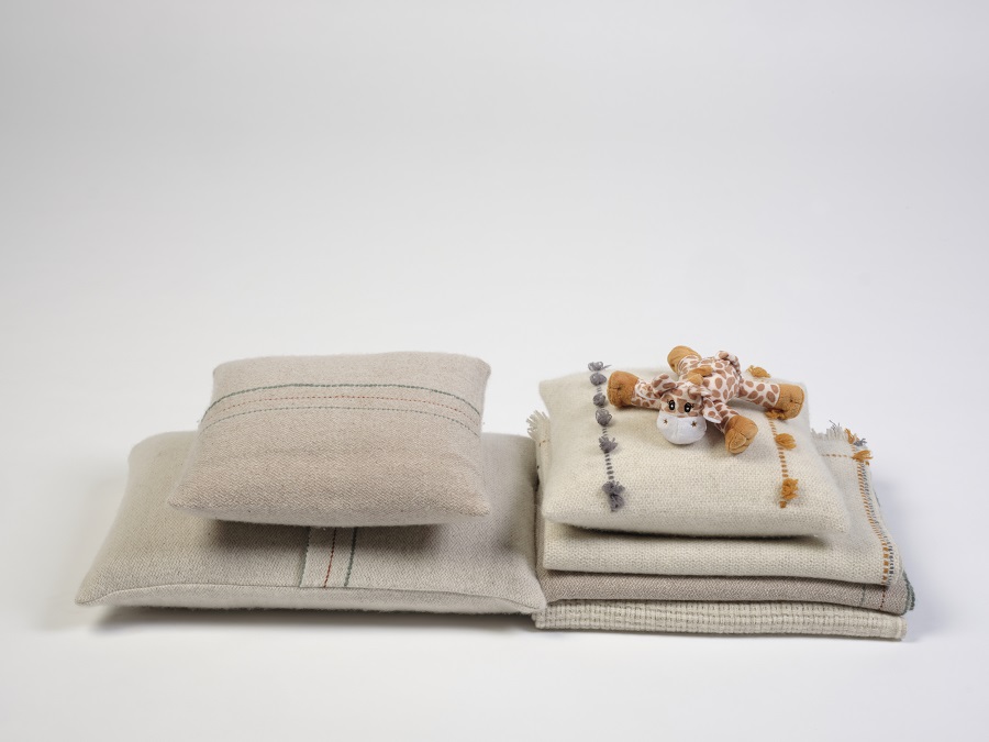 Cojines de diseño Teixidors en lana cashmere y lana merina para decoración bebe. Mantas de bebe de diseño Teixidors a juego con los cojines