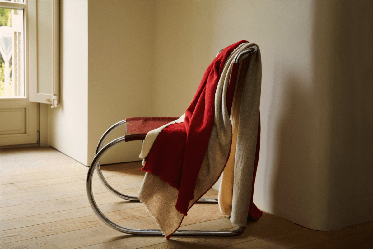 Manta de sofa de diseño Faye TooGood en lana merino tejida en tres partes
