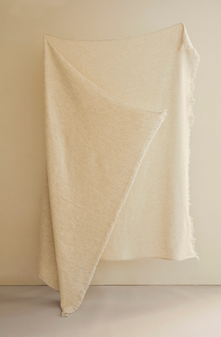Manta de diseño en lana cashmere y merino en color natural