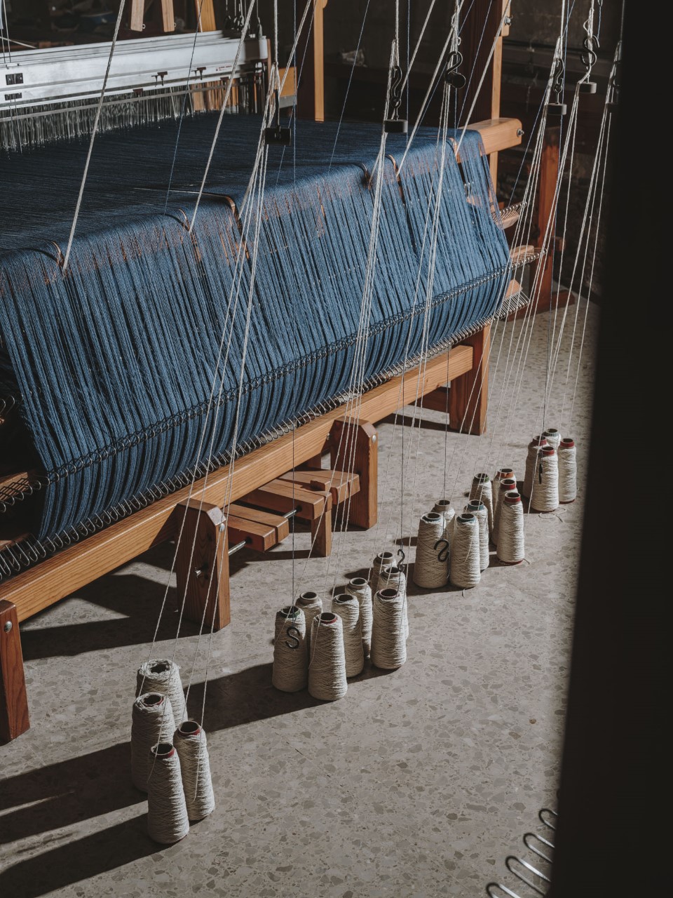 Telar manual de madera preparado para tejer en el taller de teixidors