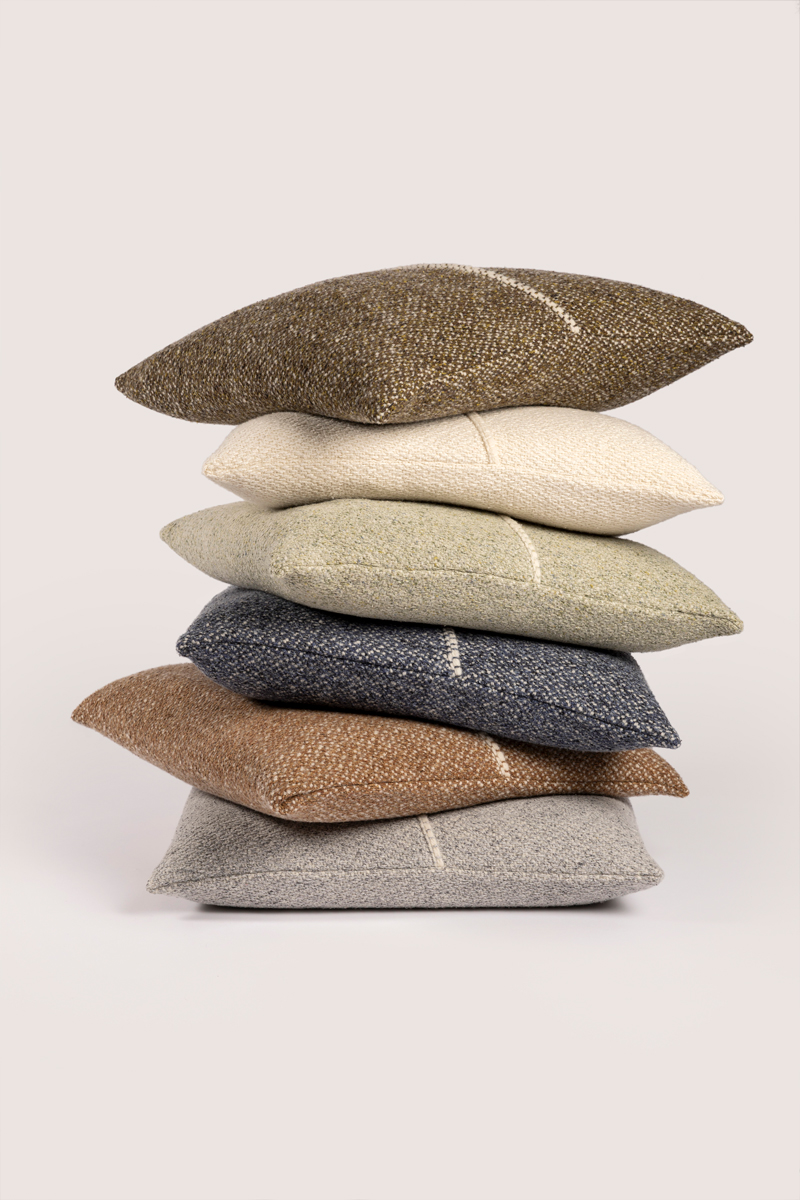 Cojines coleccion Hera de lana merina y seda en varios colores y medidas. Hera merino silk designer collection handwoven in Barcelona. Available in several colours and dimensions