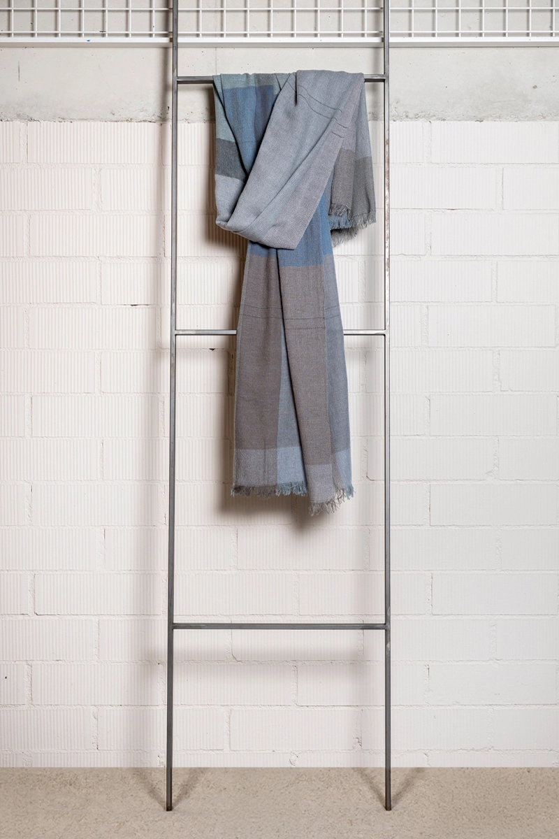 PEONY chal cashmere ligero cuadros azules y grises