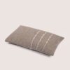 Cojín Serena de 100% lana merina tejido en telar manual en tono gris tierra . A Serena colection handwoven cushion cover in merino wool with artisanal decorative edges in 50x30cm