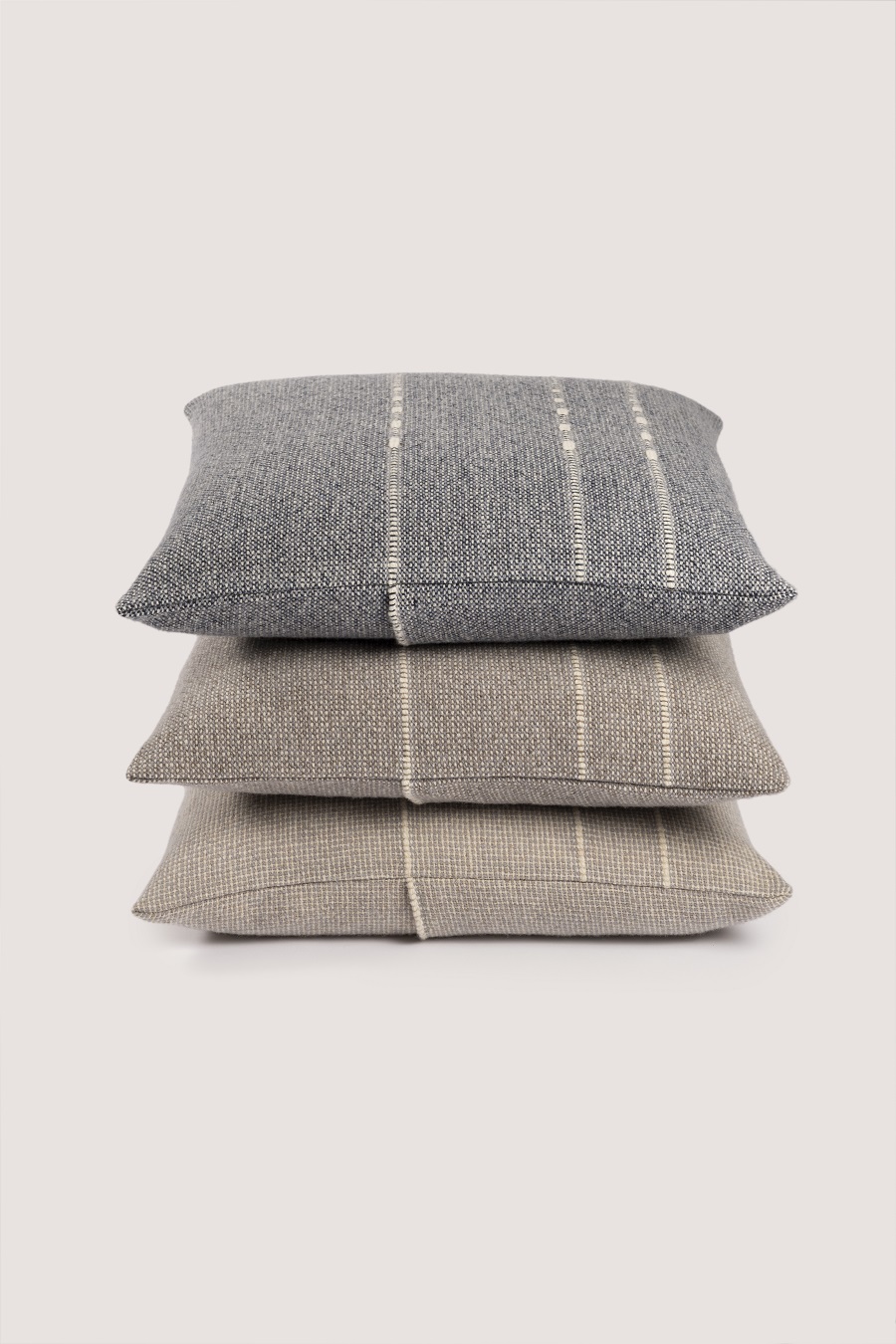 Cojines Colección Serena lana merina local con detalle de perfil interno en tono crudo | Serena collection handwoven in merino wool in several colours and sizes