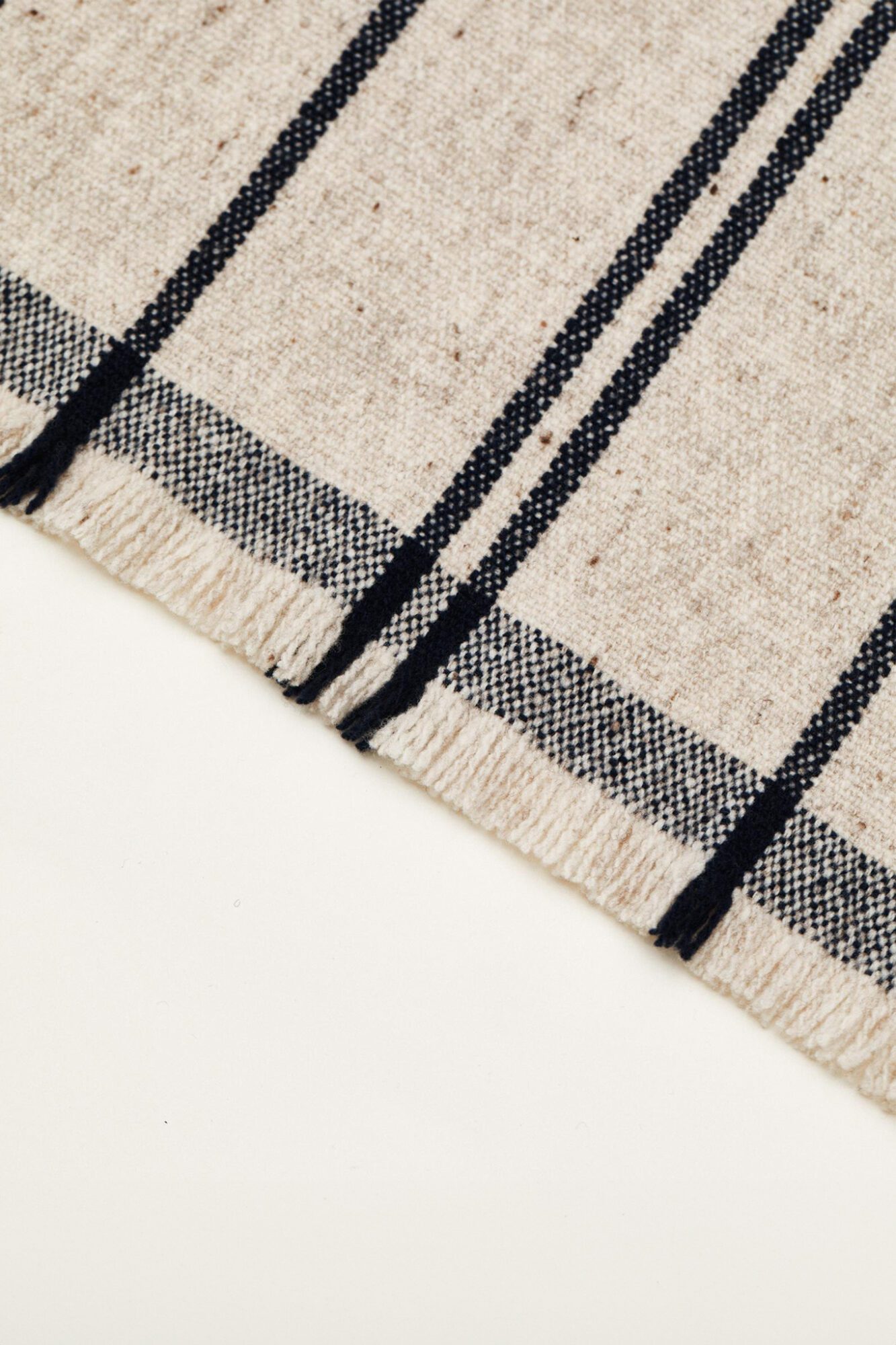 Colaboración Teixidors x Monocle plaid de lana merino local trazable detalle de las líneas azul marino de urdimbre