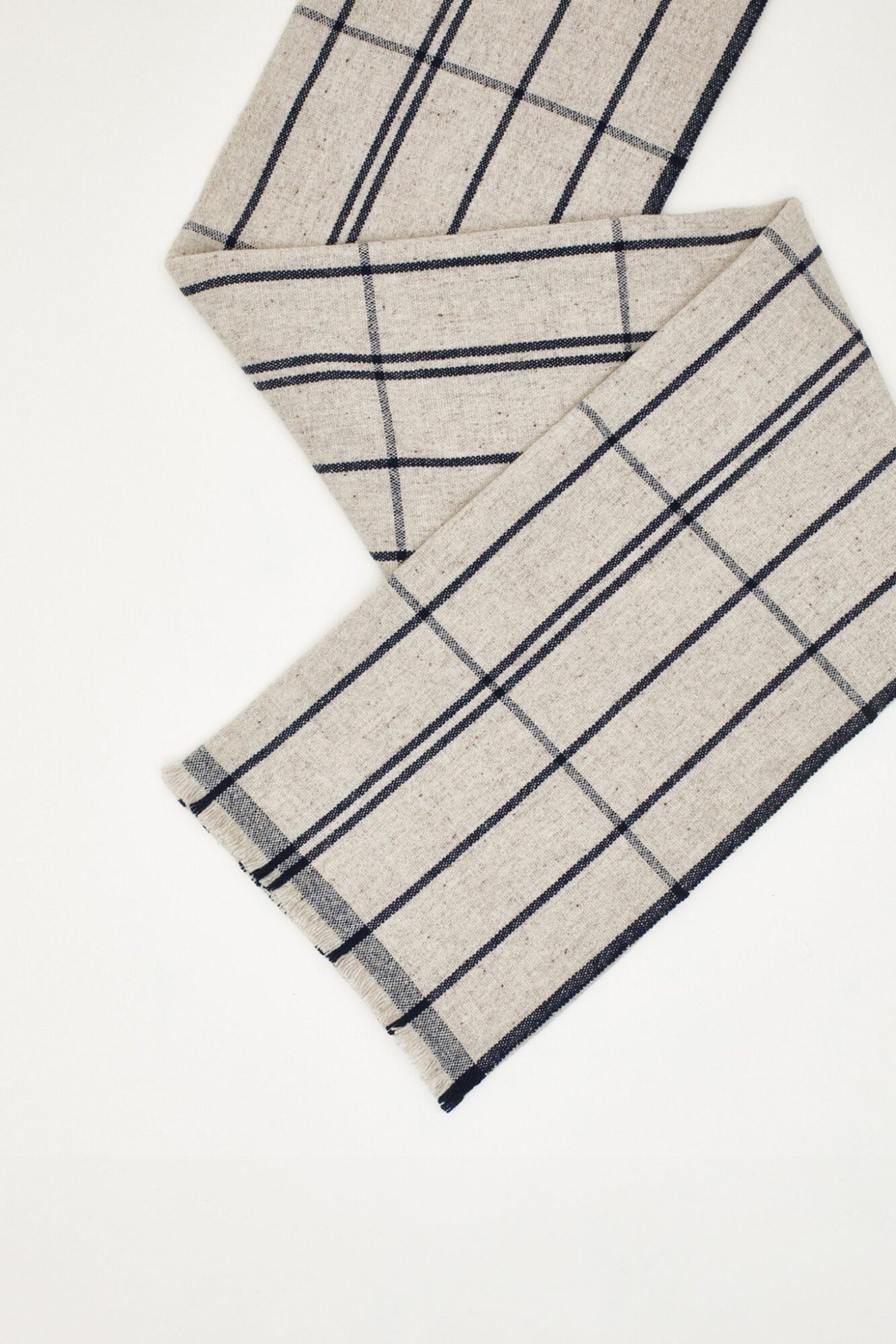 Colaboración Teixidors x Monocle plaid de lana merino local trazable detalle de las líneas azul marino