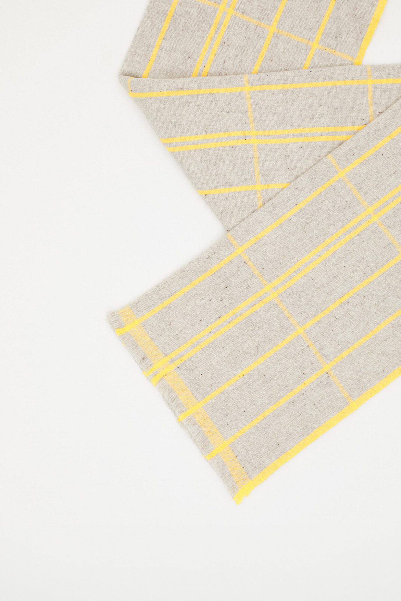 Colaboración Teixidors x Monocle plaid de lana merino local con trazabilidad inspirado en cuadriculas en tono amarillo intenso