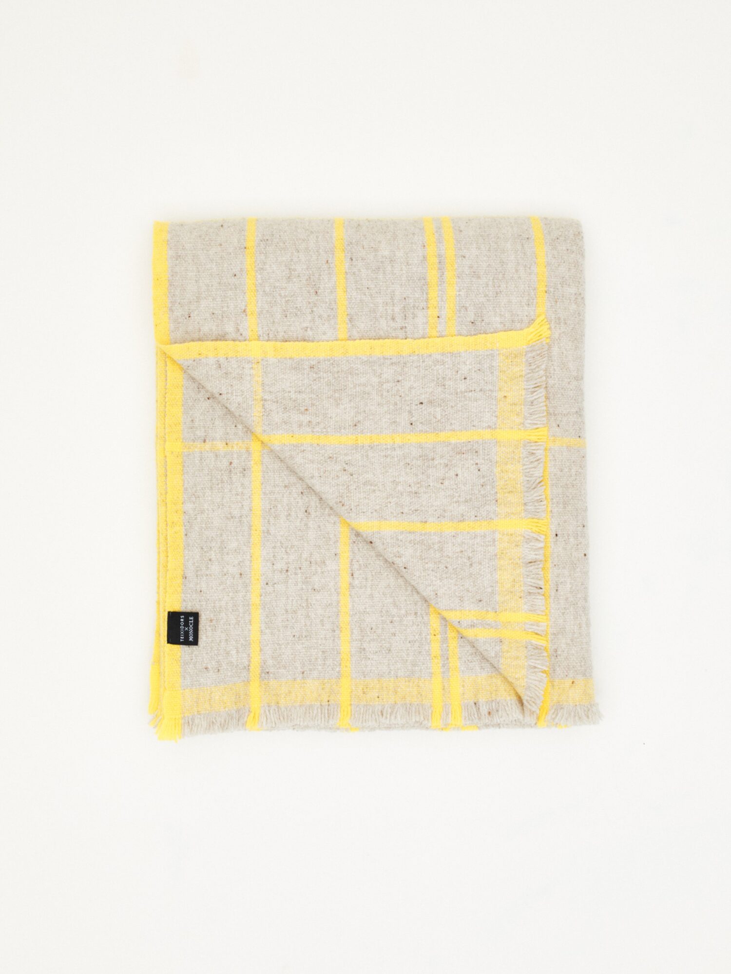 Colaboración Teixidors x Monocle plaid de lana merino local con trazabilidad inspirado en cuadriculas en tono amarillo intenso