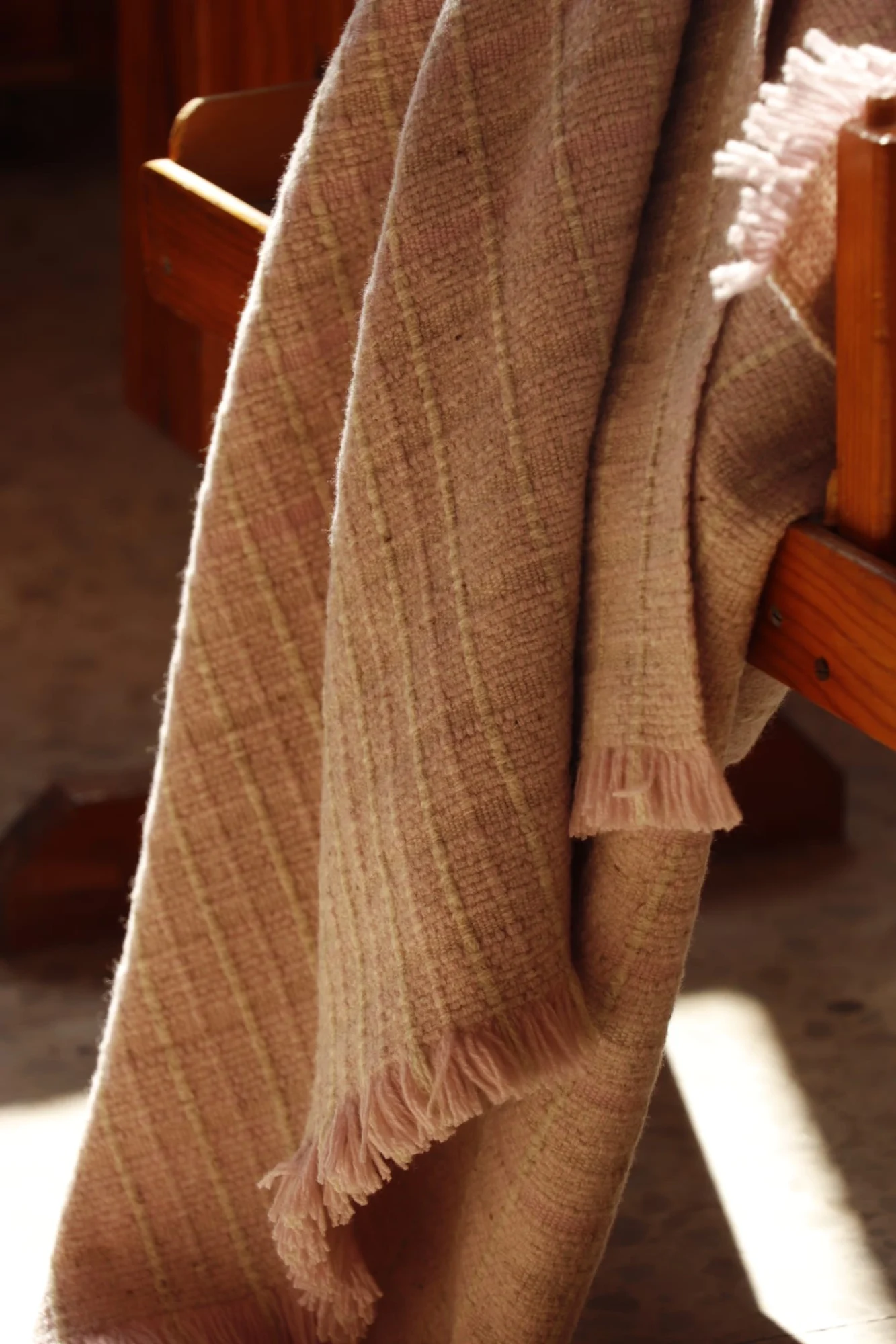 Detalle manta cashmere Rose colección diseño John Pawson