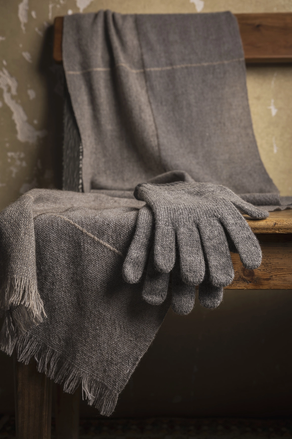 Bufanda Nomad lana merina gris y guantes chachemira