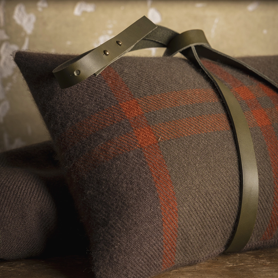 Cojin de lana cashmere y manta elagante a cuadros