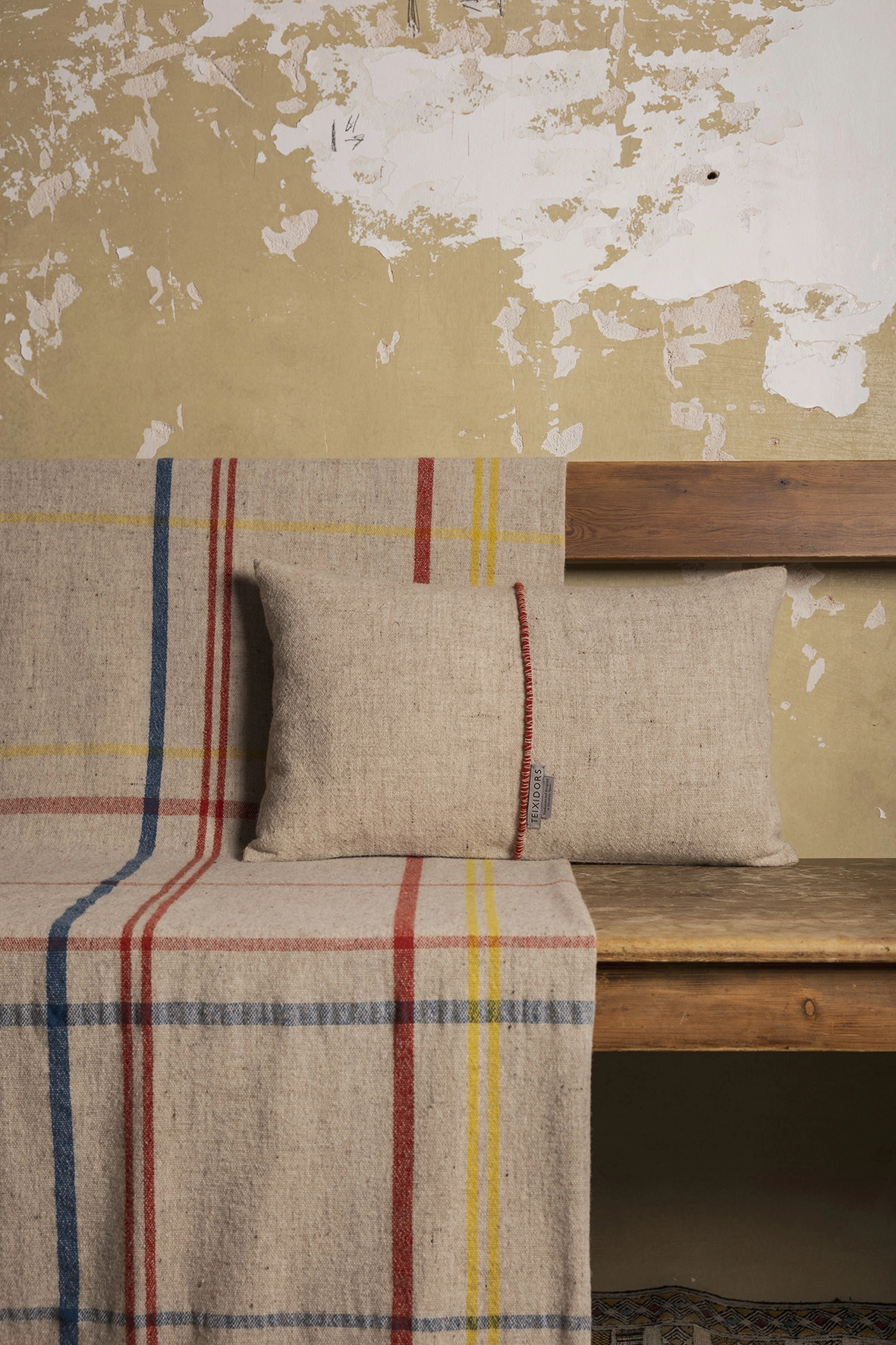 Labau manta de lana merina y cojín Sisteron perfil artesanal