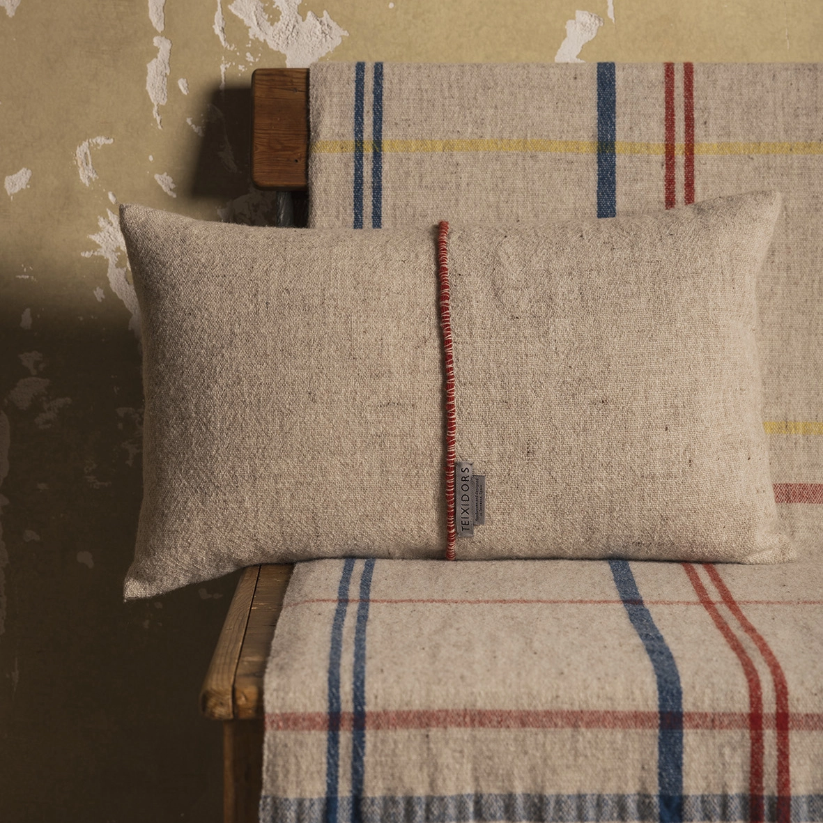 Manta de lana merina diseño Labau y cojín Sisteron