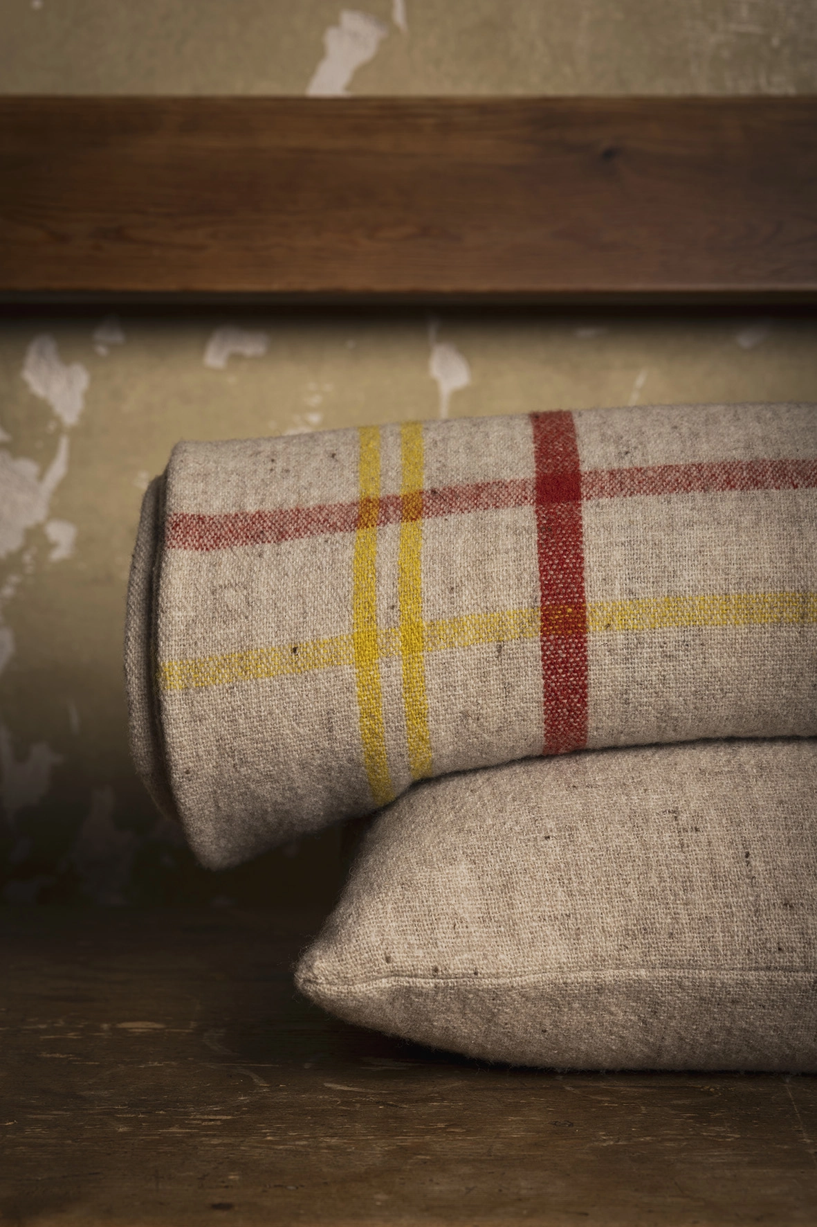 Manta de lana merina inspiración Bauhaus diseño artesanal