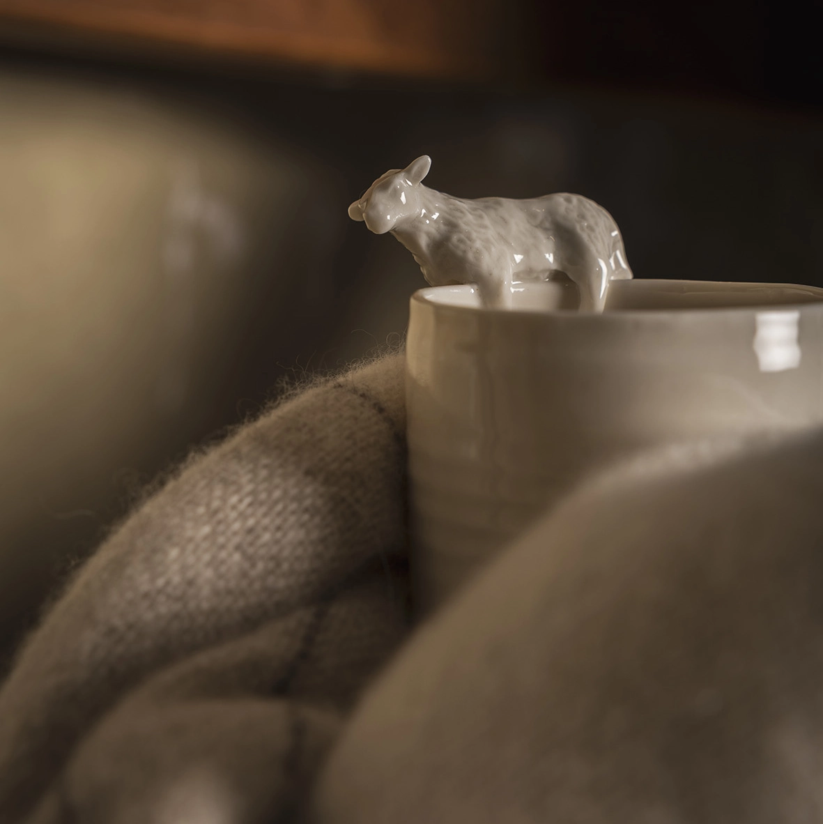 Pieza porcelana artesanal oveja y chal Baatsa cashmere