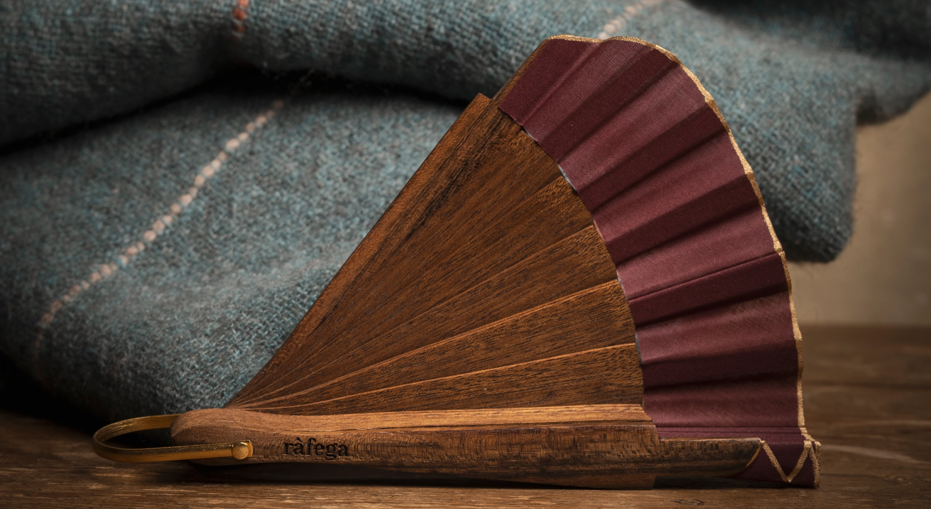 Chal lana merino y baby yak y abanico artesanal fabricado en España