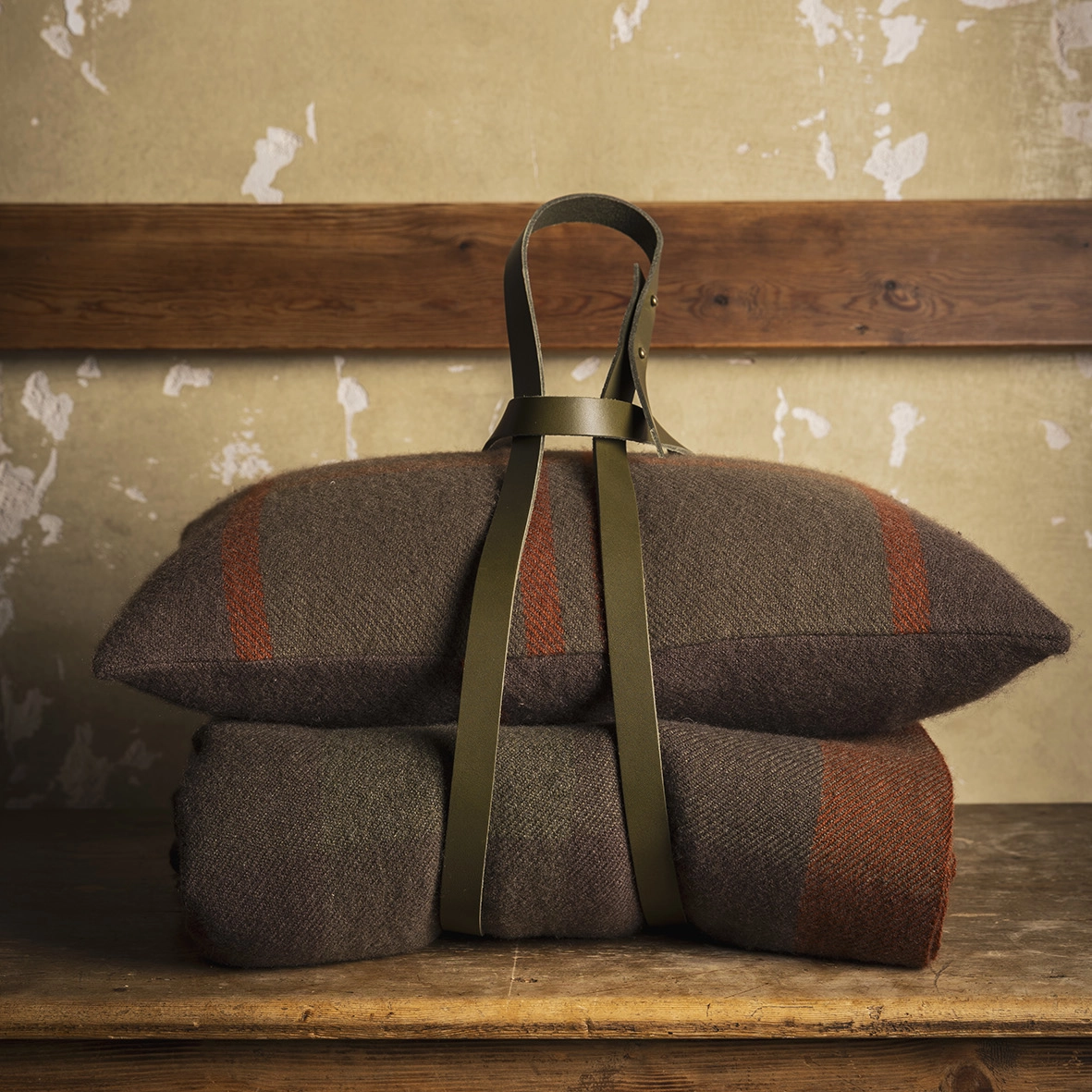 Set Viaje Aspen manta artesanal lana cashmere y cojin cashmere