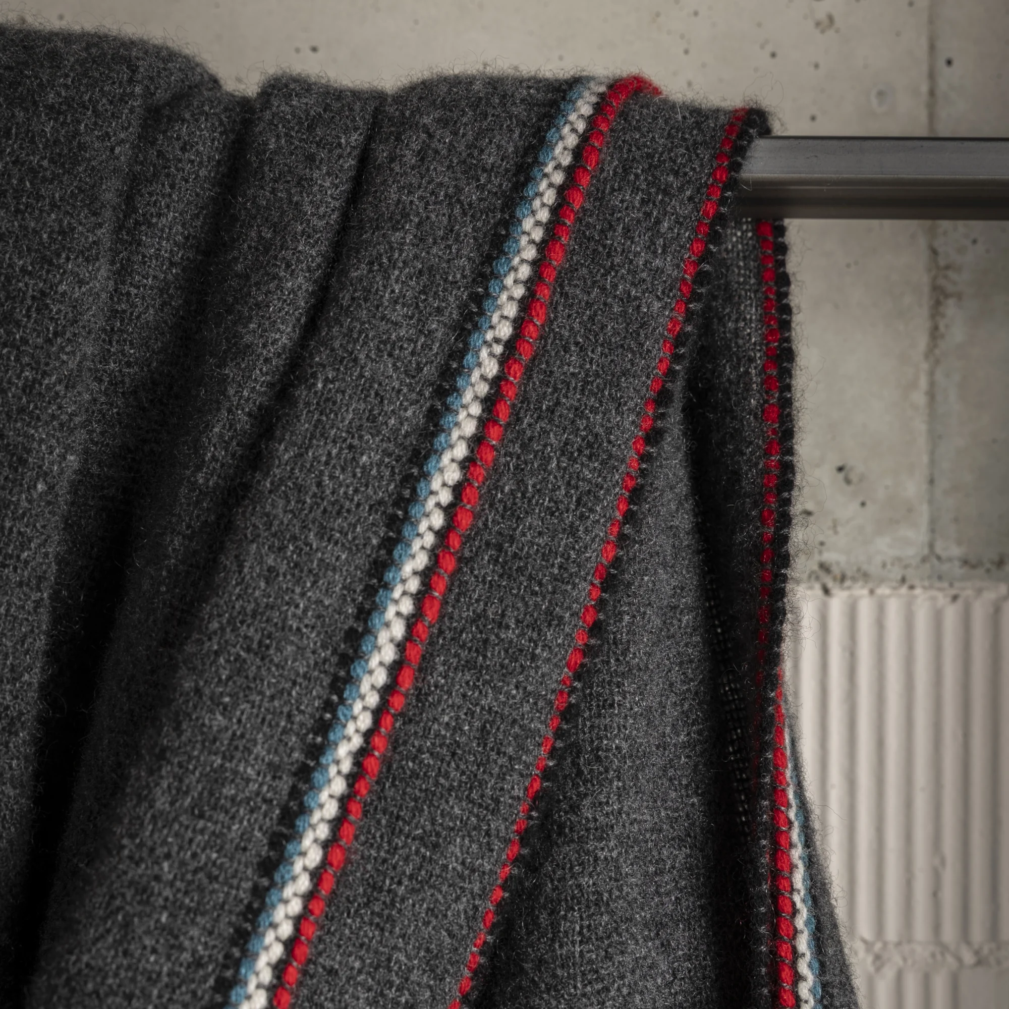 Chal Thyssen cashmere negro artesanal