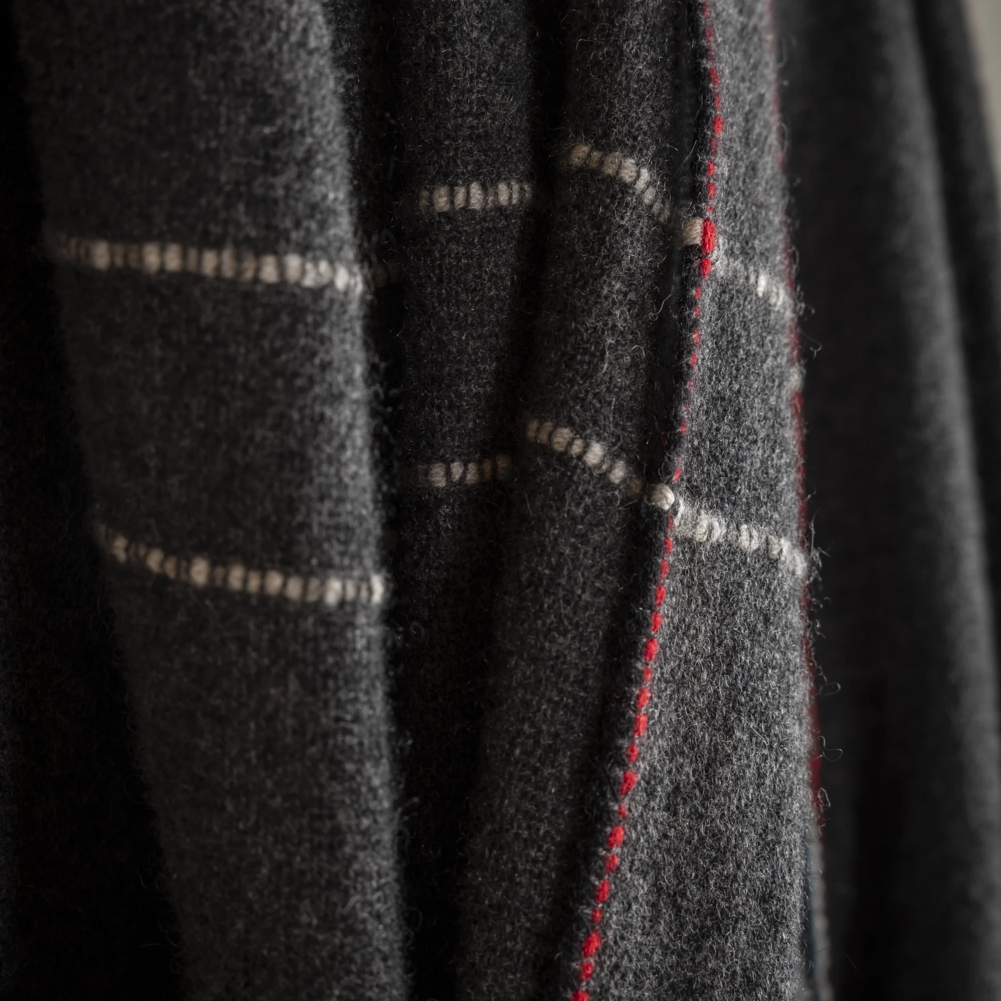 Chal Thyssen cashmere negro inspirado obra de arte