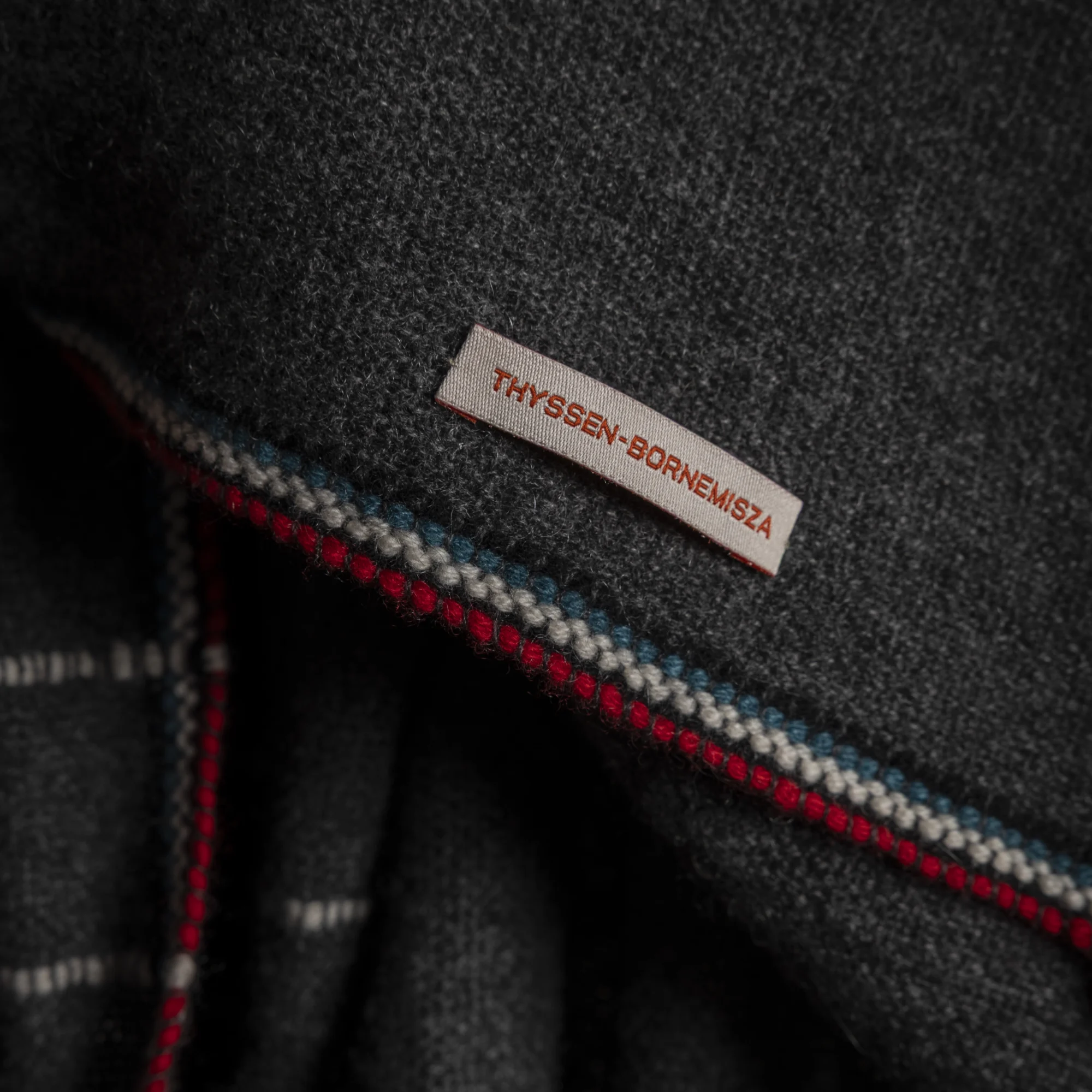 Chal cashmere negro etiquetado Thyssen