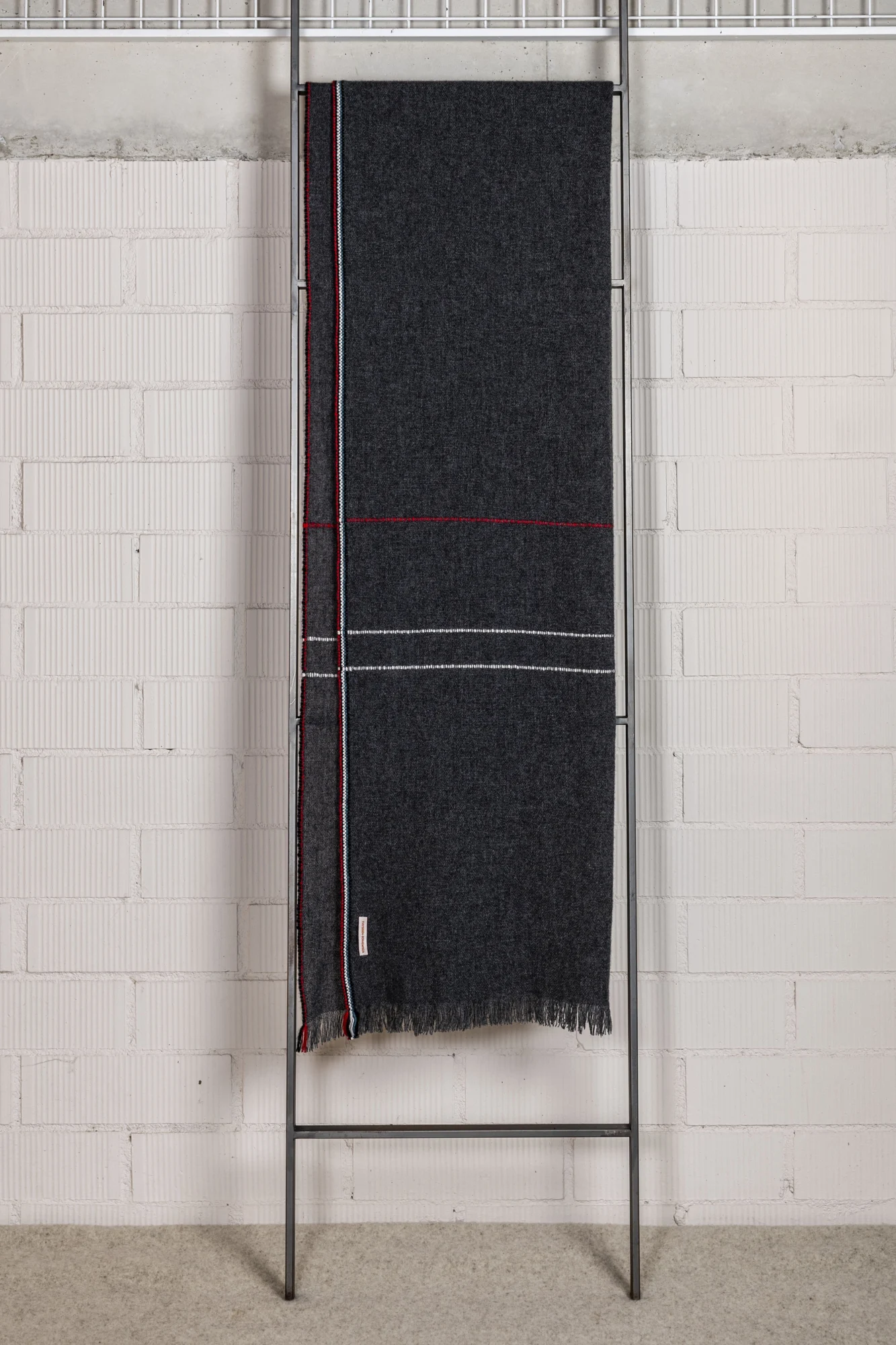 Chal cashmere negro inspirado en obra de arte suprematista